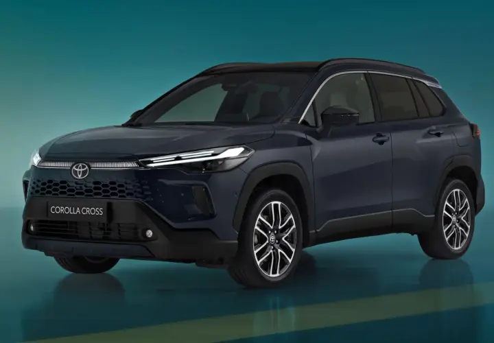 Ciemnogranatowy Toyota Corolla Cross Hybrid z nowoczesnymi światłami LED i charakterystycznym grillem.