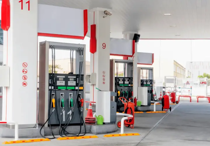 Stacja paliw z dystrybutorami. Tutaj znajdziesz paliwo, gdzie tankować diesla, a także LPG.