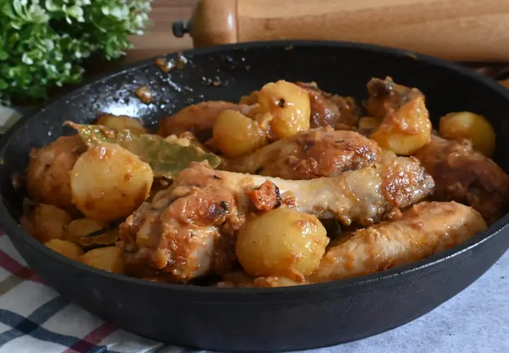 Un saporito pollo in umido con patate e alloro, cotto in padella.