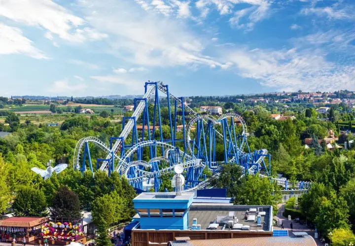 Najlepsze atrakcje w Gardaland – co warto zobaczyć i przeżyć