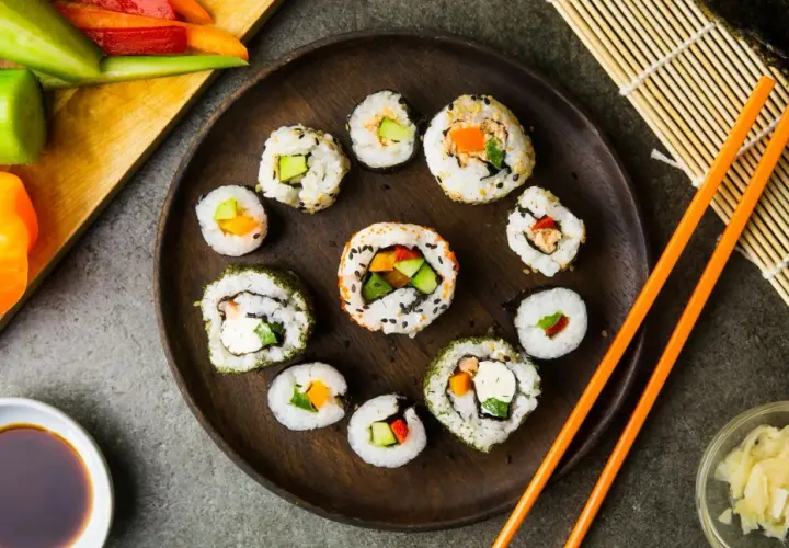 Z czym zrobić sushi wegetariańskie? Odkryj pyszne składniki i przepisy