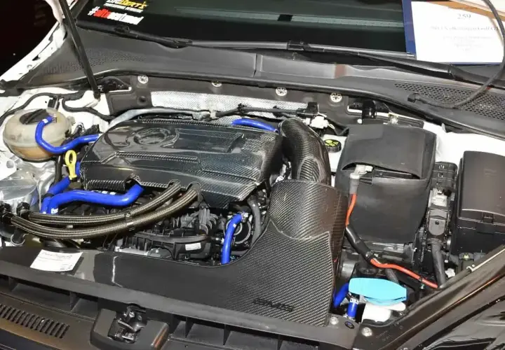 Silnik 1.8 TSI w Golfie z elementami z włókna węglowego. Wiele osób szuka o nim pozytywnych opinii.
