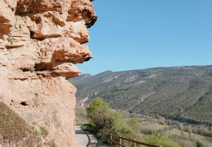 Sendero rocoso con vistas a montañas verdes, ideal para excursiones cerca de Tremp.