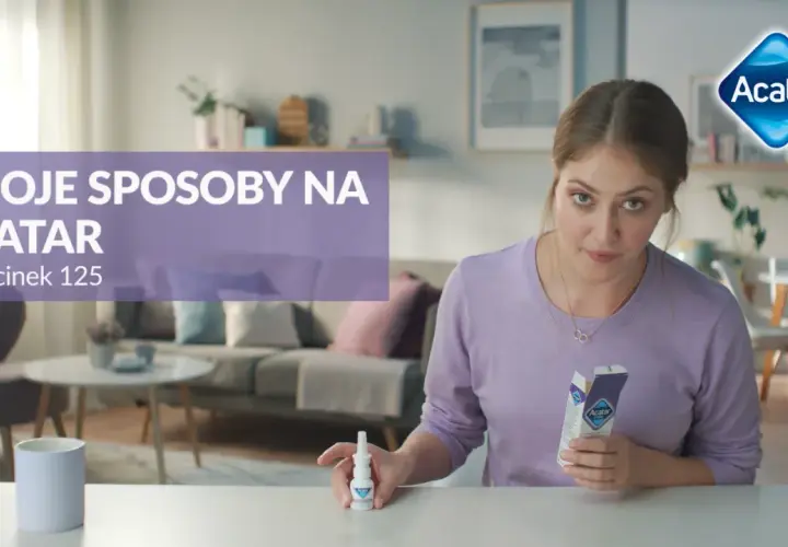 Kobieta prezentuje spray do nosa Acatar, który pomaga na katar.