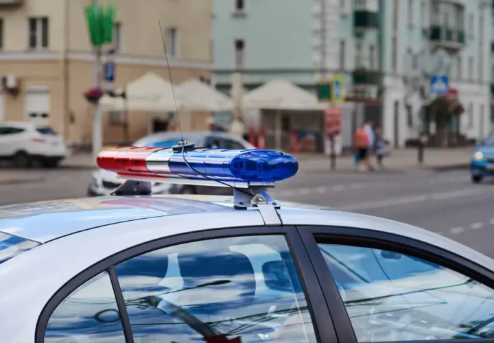 Błyskające sygnały na dachu radiowozu. Jeśli masz sprawę, gdzie złożyć skargę na policję, to właśnie ten pojazd może być początkiem rozwiązania.