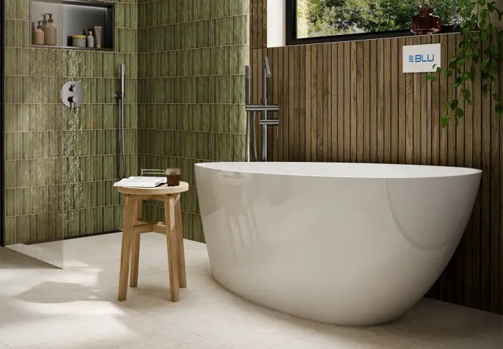 Nowoczesna łazienka z wolnostojącą wanną i zielonymi płytkami. Inspiracja, jak urządzić łazienkę w stylu spa.