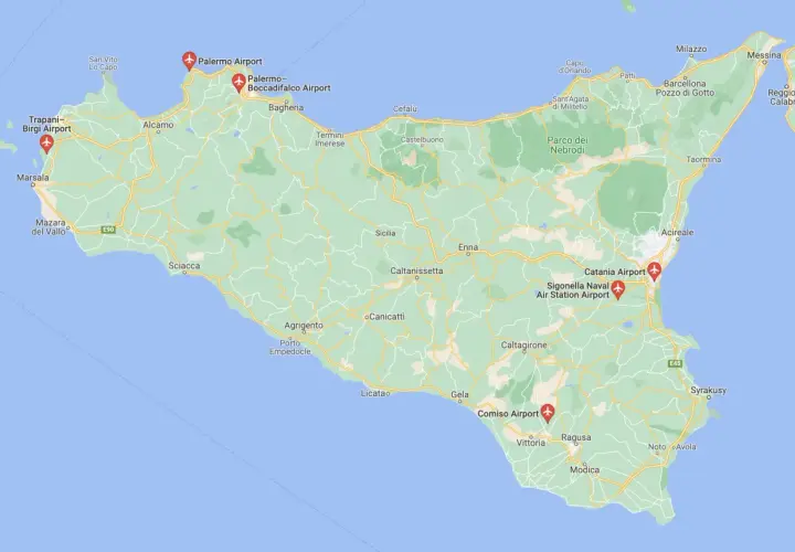 Mapa Sycylii z zaznaczonymi lotniskami: Palermo, Trapani-Birgi, Catania, Comiso i Sigonella.