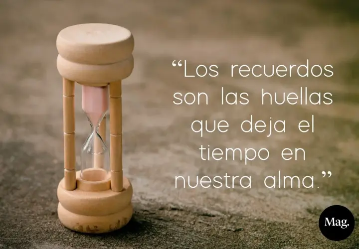 Reloj de arena de madera junto a frases de añoranza: "Los recuerdos son las huellas que deja el tiempo en nuestra alma.