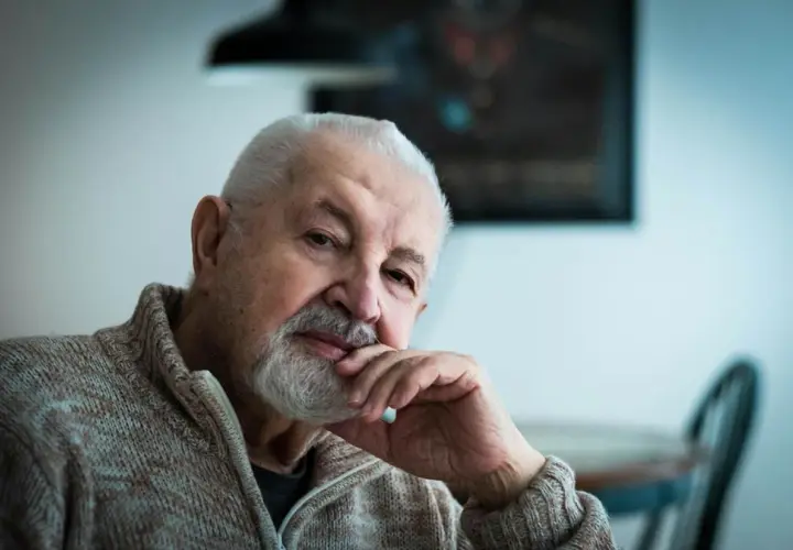 Portret starszego mężczyzny z siwą brodą i włosami, w swetrze. Może to być Janusz Majewski, twórca wielu niezapomnianych filmów.