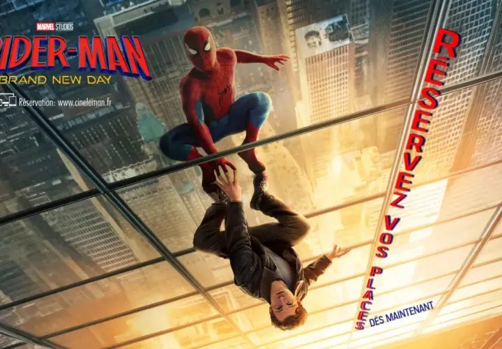 Spider-Man, le film Marvel, se reflète sur une vitre, invitant à réserver vos places pour cette aventure cinématographique.