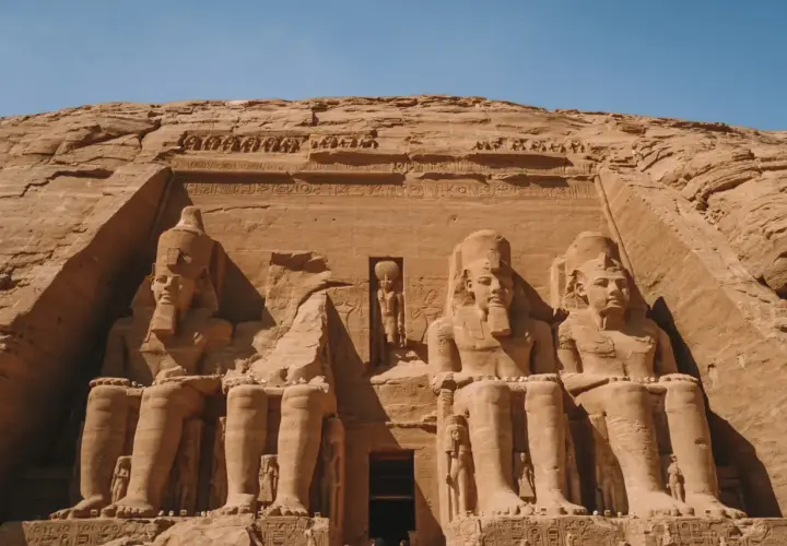 Gigantescas estatuas de Ramsés II talladas en la roca, una maravilla que ver en Egipto.