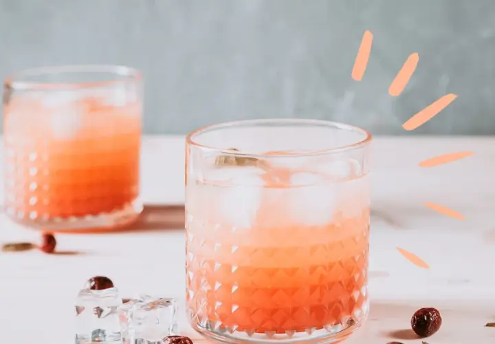 Erfrischender Roséwein-Cocktail mit Eis und Beeren. Perfekt zum Rosé wein mischen an einem warmen Tag.