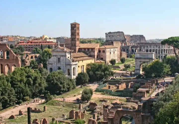 Vista panoramica del Foro Romano con il Colosseo sullo sfondo. Un biglietto settimanale per esplorare questo sito storico.