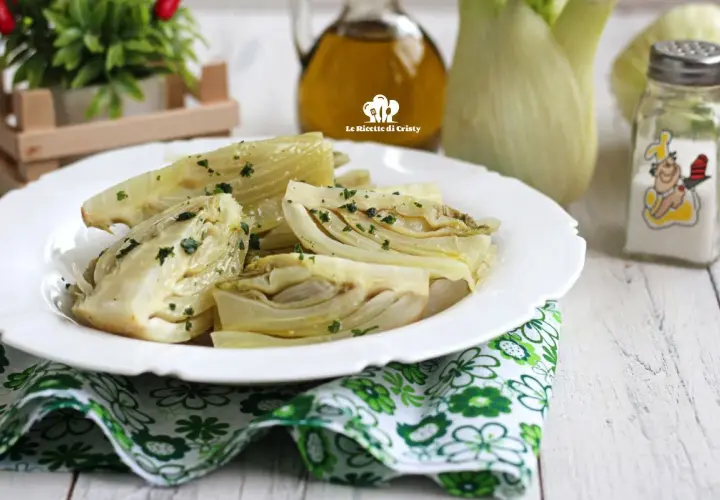 Finocchi al vapore, teneri e profumati, conditi con erbe fresche. Un contorno leggero e gustoso.