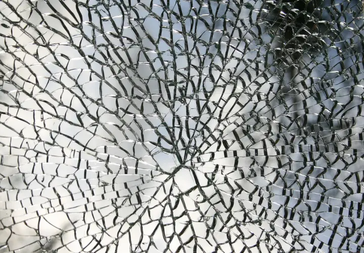 Rozbite szyby VSG tworzą sieć pęknięć, przypominającą pajęczynę.
