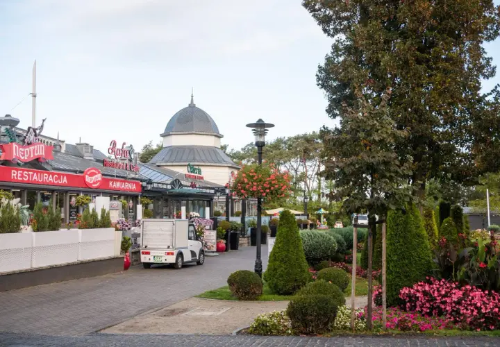 Urokliwe międzyzdroje atrakcje: restauracje, kawiarnie i zadbane tereny zielone tworzą przyjazną atmosferę.
