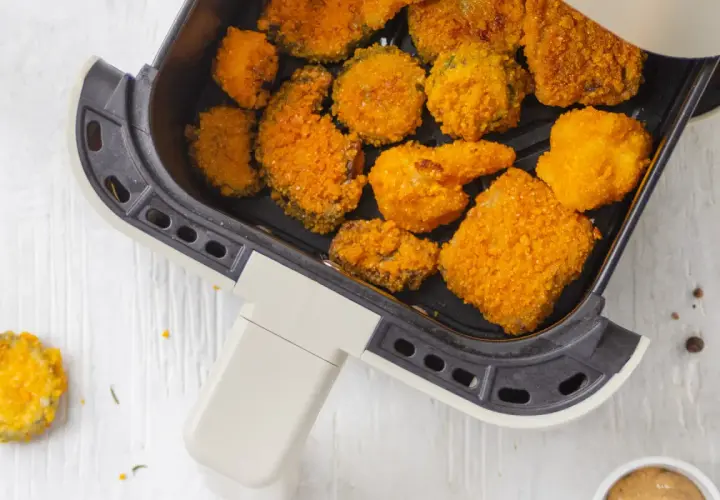 Verdure in friggitrice ad aria, dorate e croccanti, pronte per essere gustate. Un'idea sana e veloce per uno snack o un contorno.