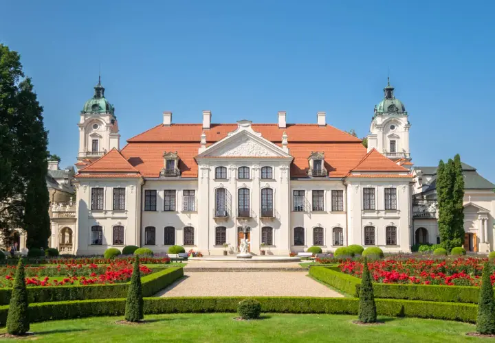 Pałac w Kozłówce z pięknymi ogrodami, fontanną i kwitnącymi różami. Wspaniałe kozłówka atrakcje zachwycają o każdej porze roku.