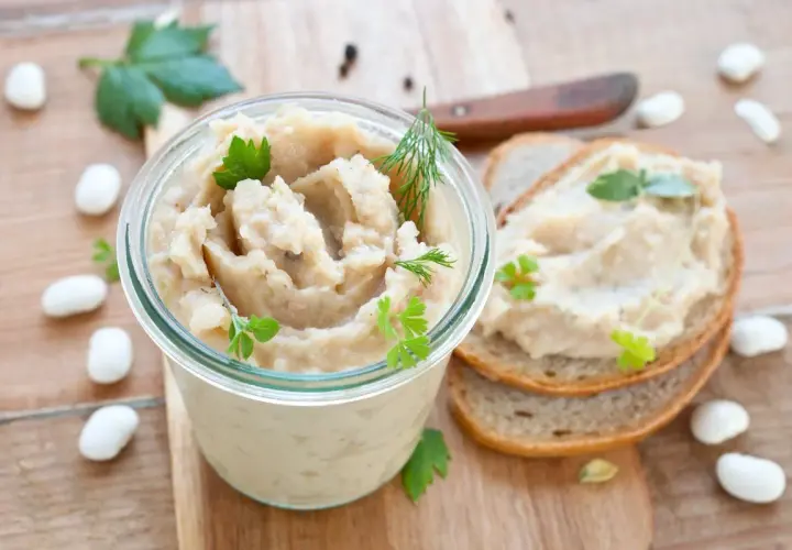 Smalec z fasoli w słoiku, podany z chlebem. Pyszna, wegetariańska pasta na kanapki.