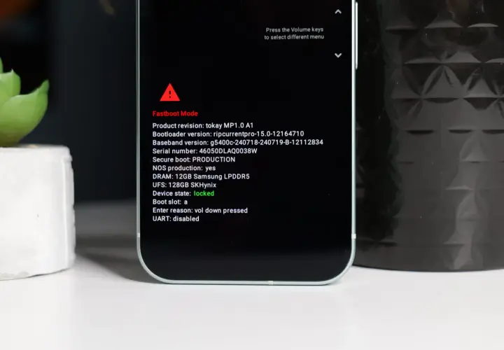 Ekran telefonu w trybie **fastboot** z informacjami o wersji oprogramowania, numerze seryjnym i stanie urządzenia.