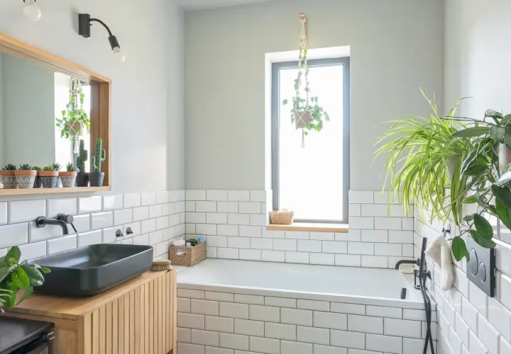 Odnowa łazienki bez kucia płytek: Metody, koszty, DIY!