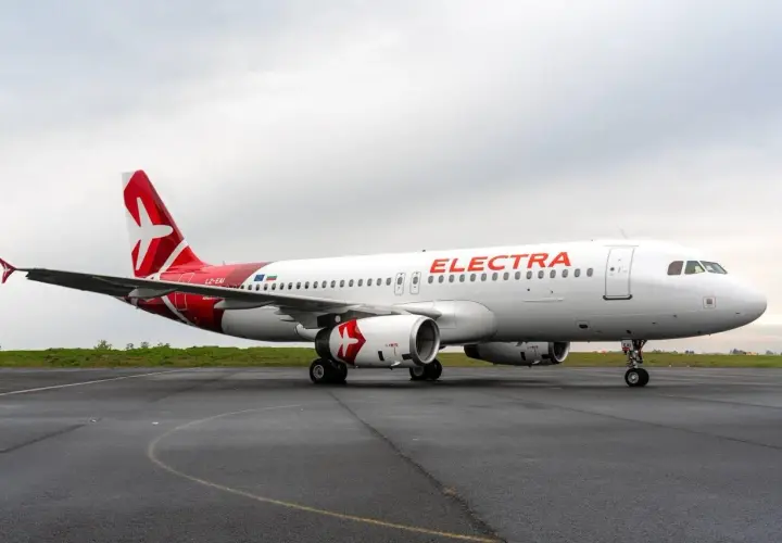 Samolot Electra Airways na płycie lotniska. Czekam na mój bagaż po podróży.