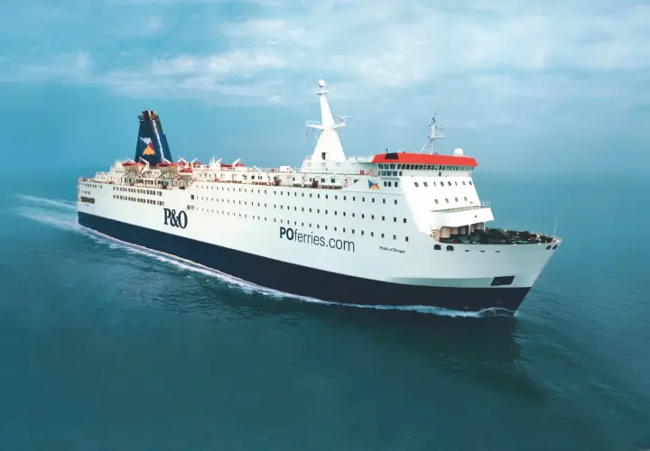Prom P&O "Pride of Bruges" płynie po morzu. Zastanawiasz się, ile kosztuje prom do Anglii? Sprawdź ceny na P&Oferries.com.