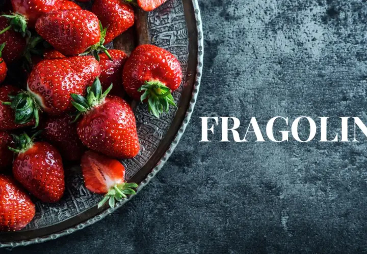 Soczyste truskawki na ozdobnej tacy, obok napis "FRAGOLINO". Idealne na letnie orzeźwienie.