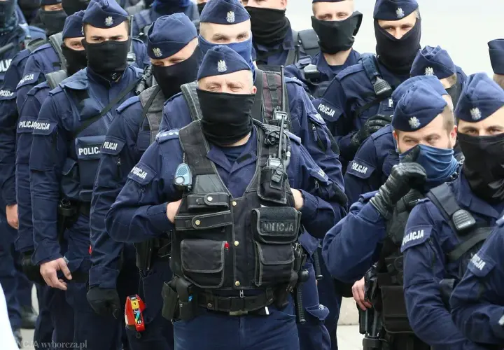 Policja w Twoim domu? Sprawdź, kiedy może wejść i jakie masz prawa