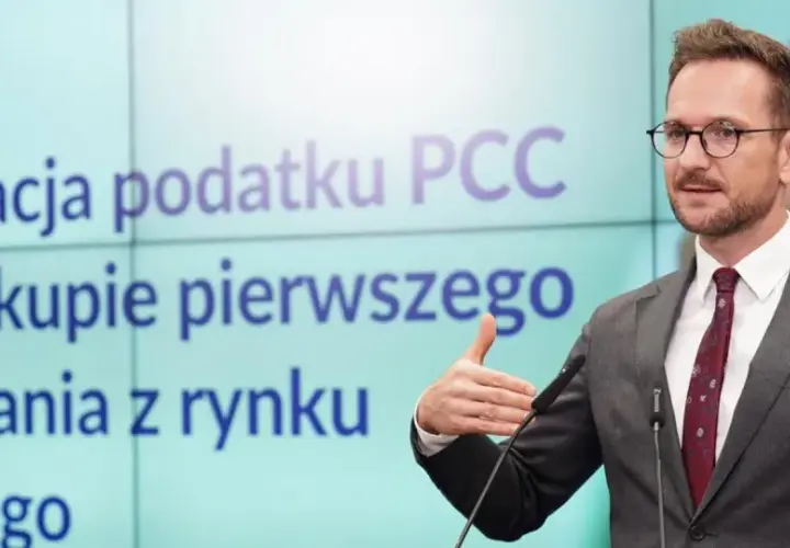 Likwidacja podatku PCC przy zakupie pierwszego mieszkania z rynku wtórnego. Mężczyzna w garniturze przemawia.
