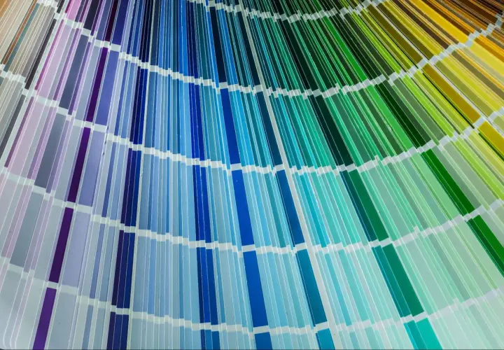 Próbnik kolorów rozłożony wachlarzowo, od fioletów i błękitów po zielenie i żółcie. Paleta barw przypomina przejścia między modelami CMYK i RGB.
