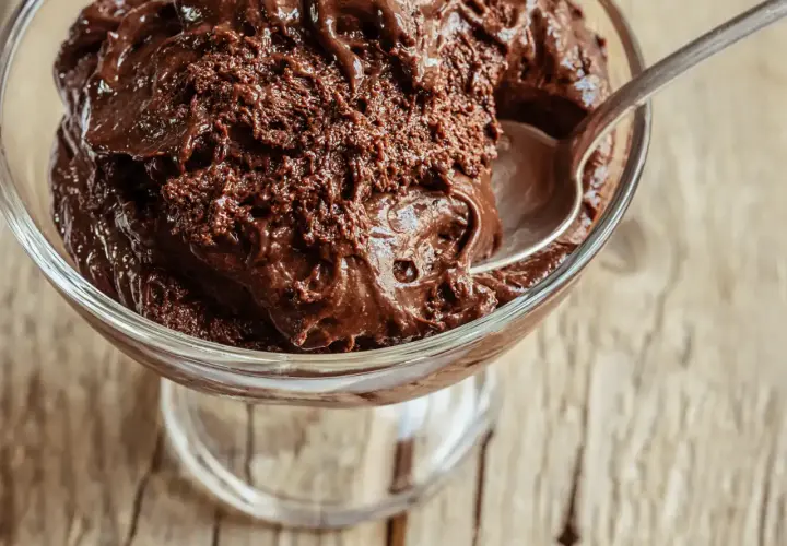 Une coupe de verre remplie de mousse au chocolat maison, prête à être dégustée. La texture est riche et onctueuse, parfaite pour la conservation.