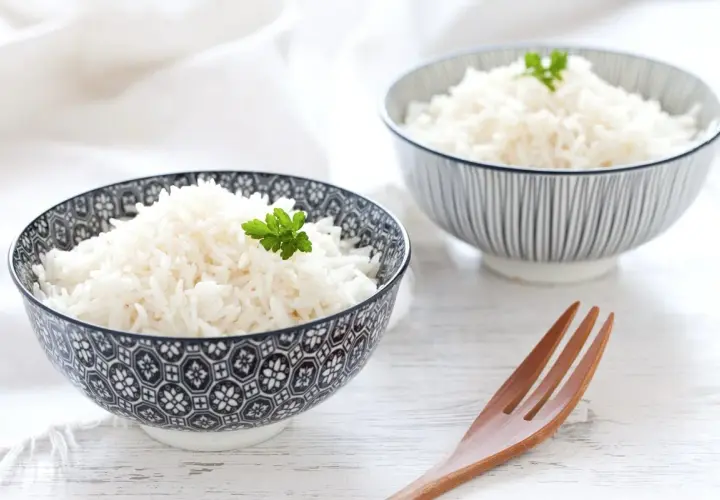Due ciotole di riso pilaf profumato, guarnite con prezzemolo fresco, pronte per essere gustate.