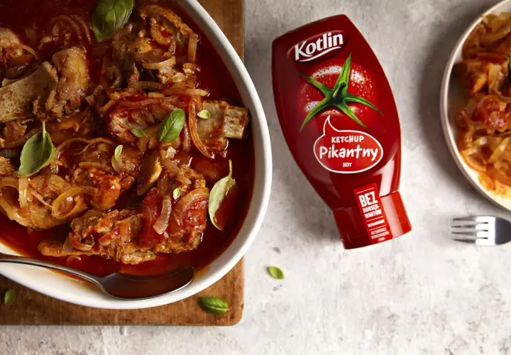 Pikantne żeberka pieczone w sosie pomidorowym z cebulą, idealne do podania z ketchupem Kotlin.