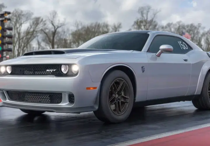 Srebrny Dodge Challenger SRT Demon 170 na pasie startowym, gotowy do wyścigu.