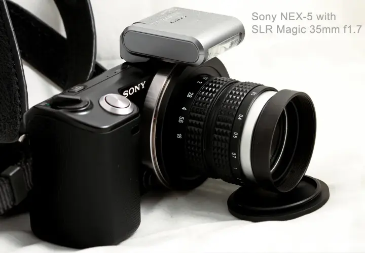 Sony NEX-5 z obiektywem SLR Magic 35mm f1.7 i zewnętrzną lampą błyskową.