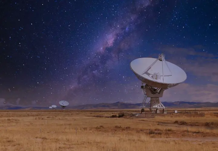 Anteny radioteleskopów pod rozgwieżdżonym niebem. Czy w kosmosie jest dźwięk? Te anteny nasłuchują.