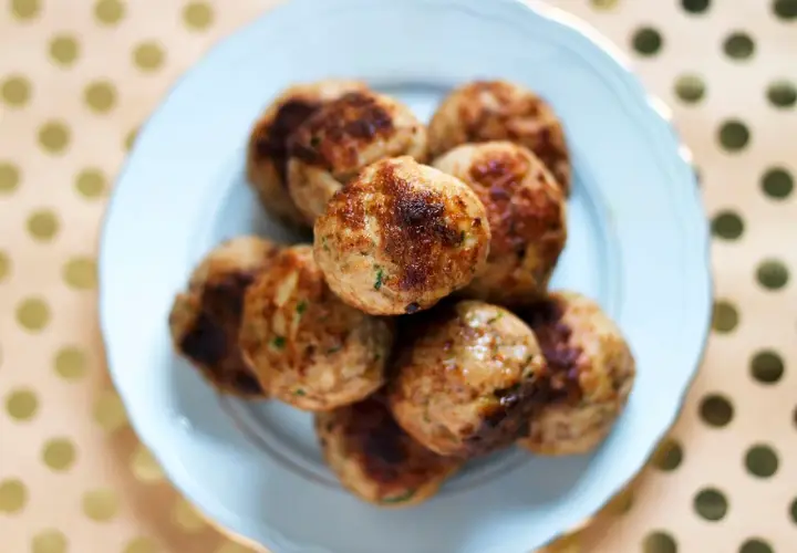Un piatto di polpette senza uova, dorate e succulente, pronte per essere gustate.