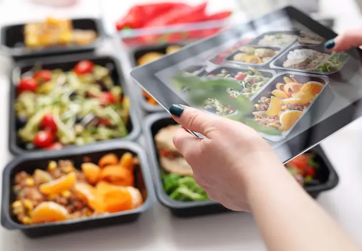 Catering dietetyczny co to - poznaj zalety i jak działa ta usługa