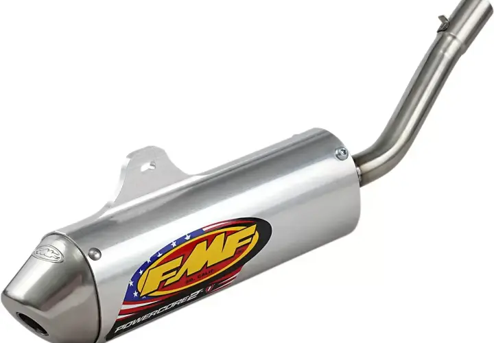 Srebrny tłumik FMF Powercore 2 z logo FMF i amerykańską flagą, gotowy do zamontowania na motocyklu.