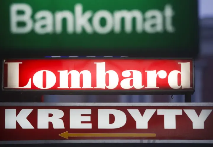 Jasny szyld "Lombard" nad napisem "KREDYTY" i niewyraźnym "Bankomat". Chcesz wiedzieć, jak otworzyć lombard?