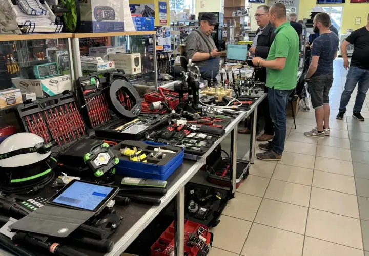 W mega hurtowni materiałów elektrycznych Tarnów prezentacja narzędzi. Widać zestawy kluczy, mierniki, latarki i inne akcesoria.
