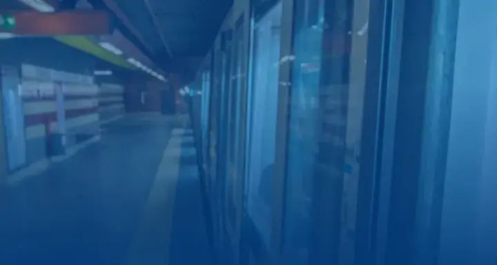 Stazione della metropolitana di Roma, con un treno fermo e scale mobili sullo sfondo. Pronto per un viaggio con il mio rom u bahn ticket.