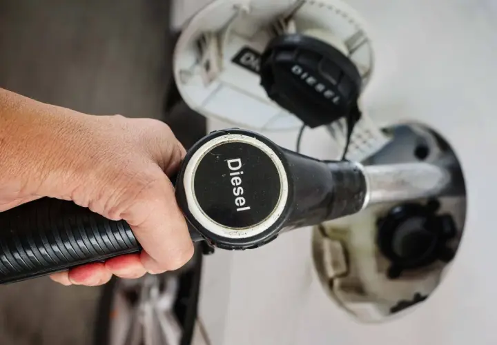Tankdeckel mit "Diesel" Aufschrift. HVO-Diesel Nachteile sind hier noch kein Thema, nur das Betanken.
