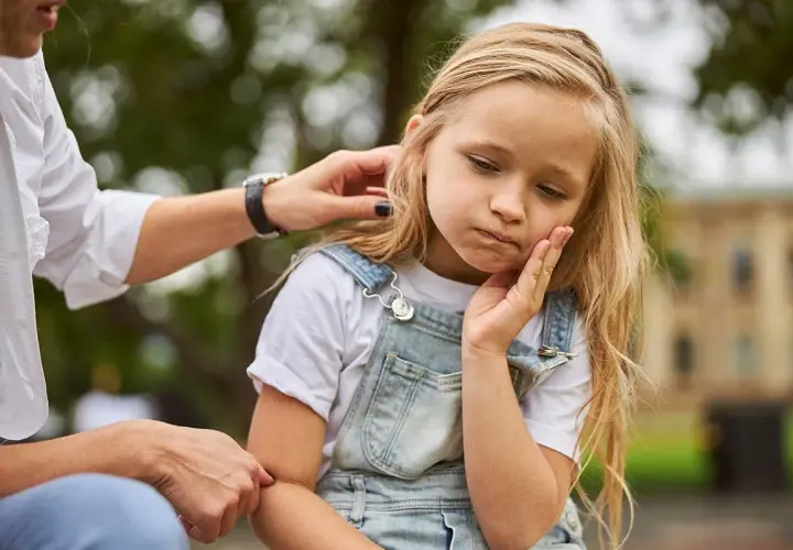 Bambina con mal di denti, la mamma cerca rimedi.