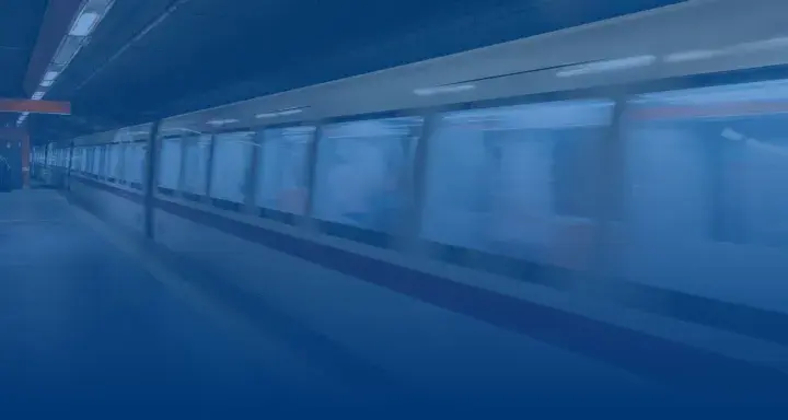 Un tren della metro di Roma sfreccia in stazione, ideale per chi cerca un abbonamento settimanale metro Roma per muoversi agilmente.