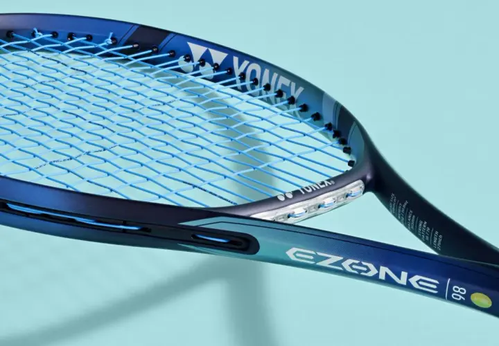 Niebieska rakieta tenisowa Yonex EZONE 98 z niebieskimi naciągami. Yonex to znana firma produkująca sprzęt sportowy.