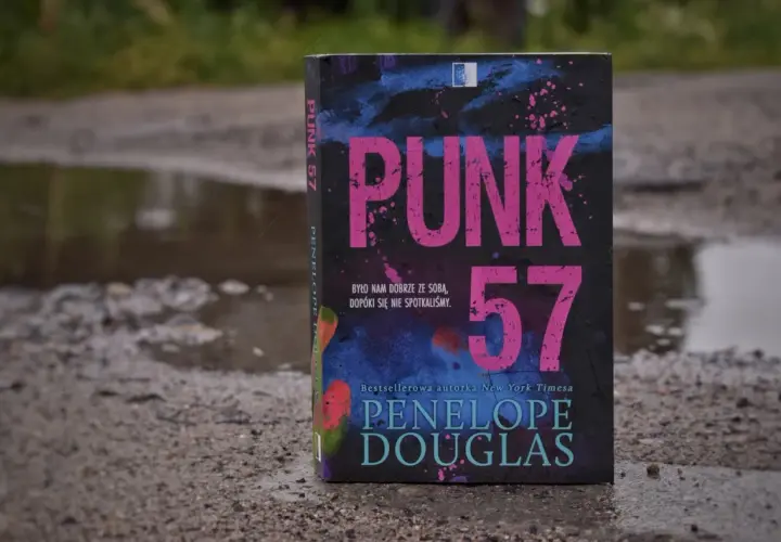 Okładka książki "Punk 57" Penelope Douglas. Historia o tym, że było nam dobrze ze sobą, dopóki się nie spotkaliśmy.