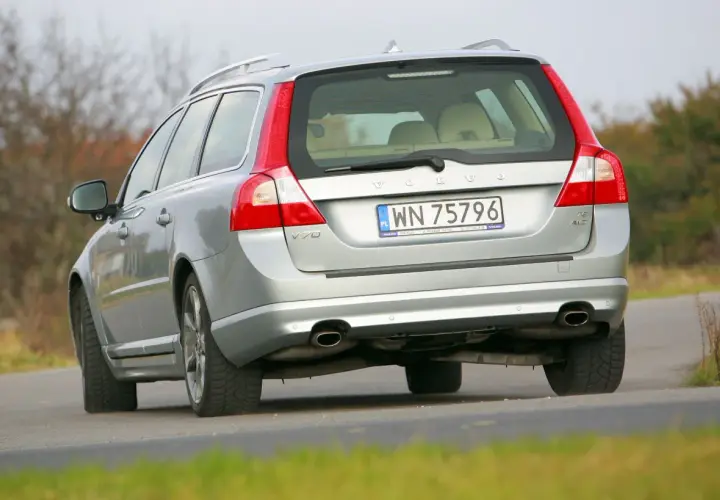 Jaką pojemność baku ma Volvo V70 i co to oznacza dla zasięgu?