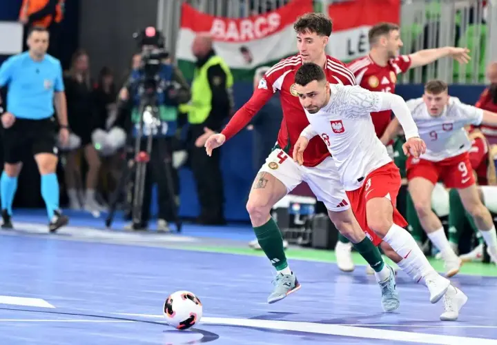 Piłkarze Polski i Węgier walczą o piłkę. Emocje jak na **euro 2026**!